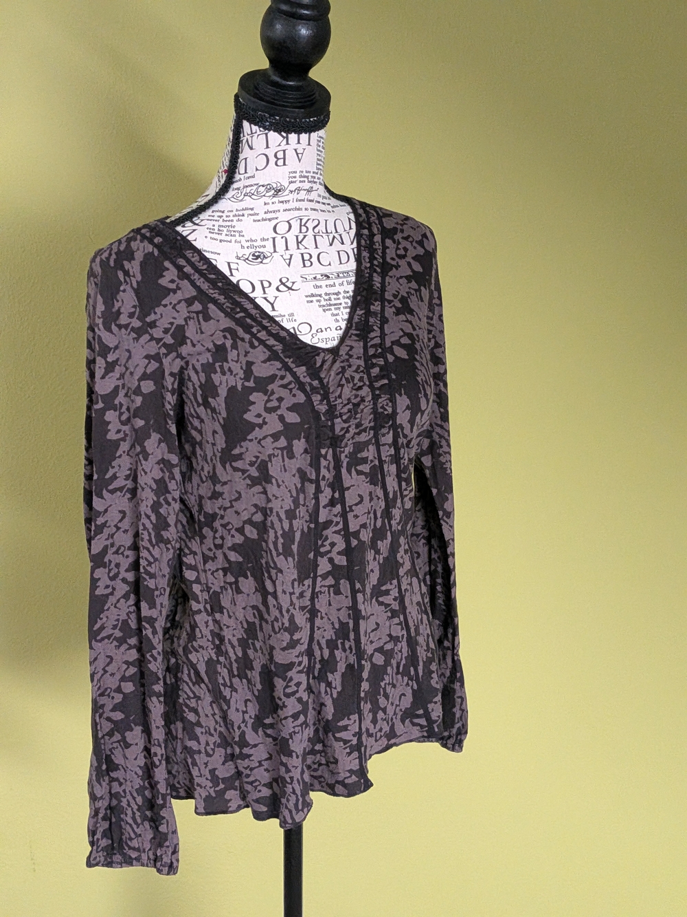 Calvin Klein Long-Sleeve V-Neck Patterned Top - Gray/Black